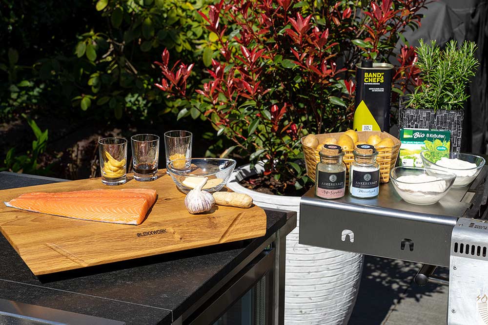 Räuchern auf dem Gasgrill mit Räucherbox und Rauchentwicklung für echtes BBQ-Aroma